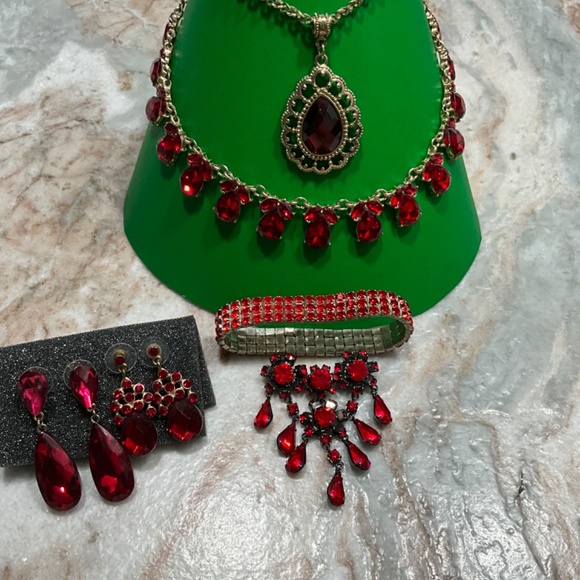 LOT OF GOLD JEWELRY WITH RED STONES - Picture 6 of 9